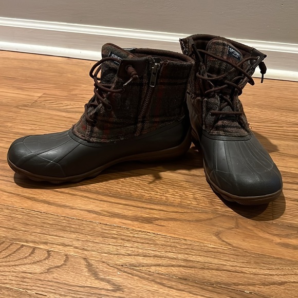 SPERRY Saltwater Duck-boot. STS83680
Size 9
Brown plaid- matte rubber boot - Picture 3 of 6